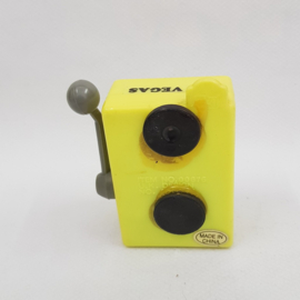 Bleistiftspitzer und Kühlschrankmagnet in Form eines Spielautomaten