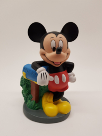 Mickey Mouse bij brievenbus spaarpot