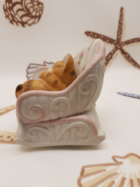 Spieluhrkatze im Schaukelstuhl