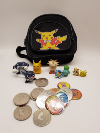 Pokemon-Rucksack mit Inhalt