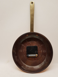 Red copper vintage frying pan clock