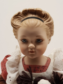 Porcelain doll, Sien