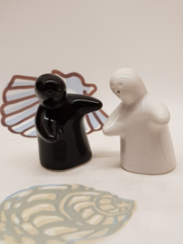 Salz- und Pfefferstreuer begrüßen Menschen