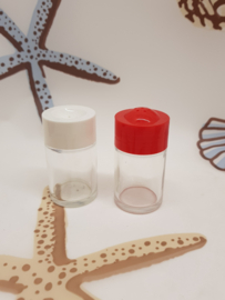 Vintage rot-weiße Salz- und Pfefferstreuer