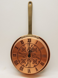 Red copper vintage frying pan clock