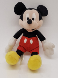 Mickey Minnie und Donald umarmen sich