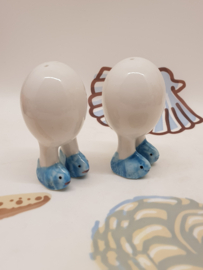 Salz- und Pfefferporzellaneier auf Schuhen