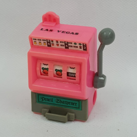 Bleistiftspitzer und Kühlschrankmagnet in Form eines Spielautomaten