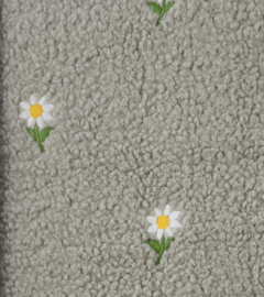 Teddy met geborduurde bloem