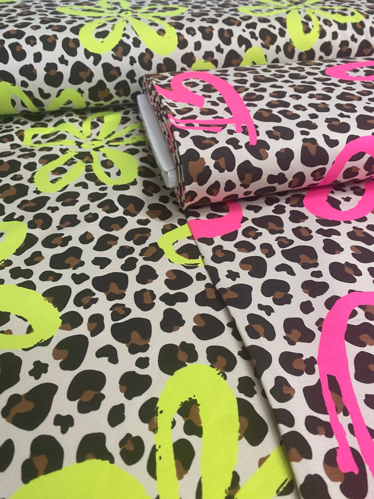 Qjutie French Terry stof Panter met Hart of Bloem neon