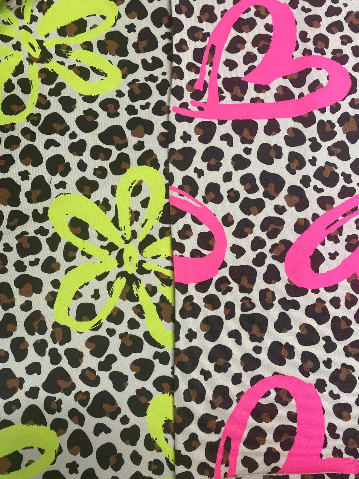 Qjutie French Terry stof Panter met Hart of Bloem neon