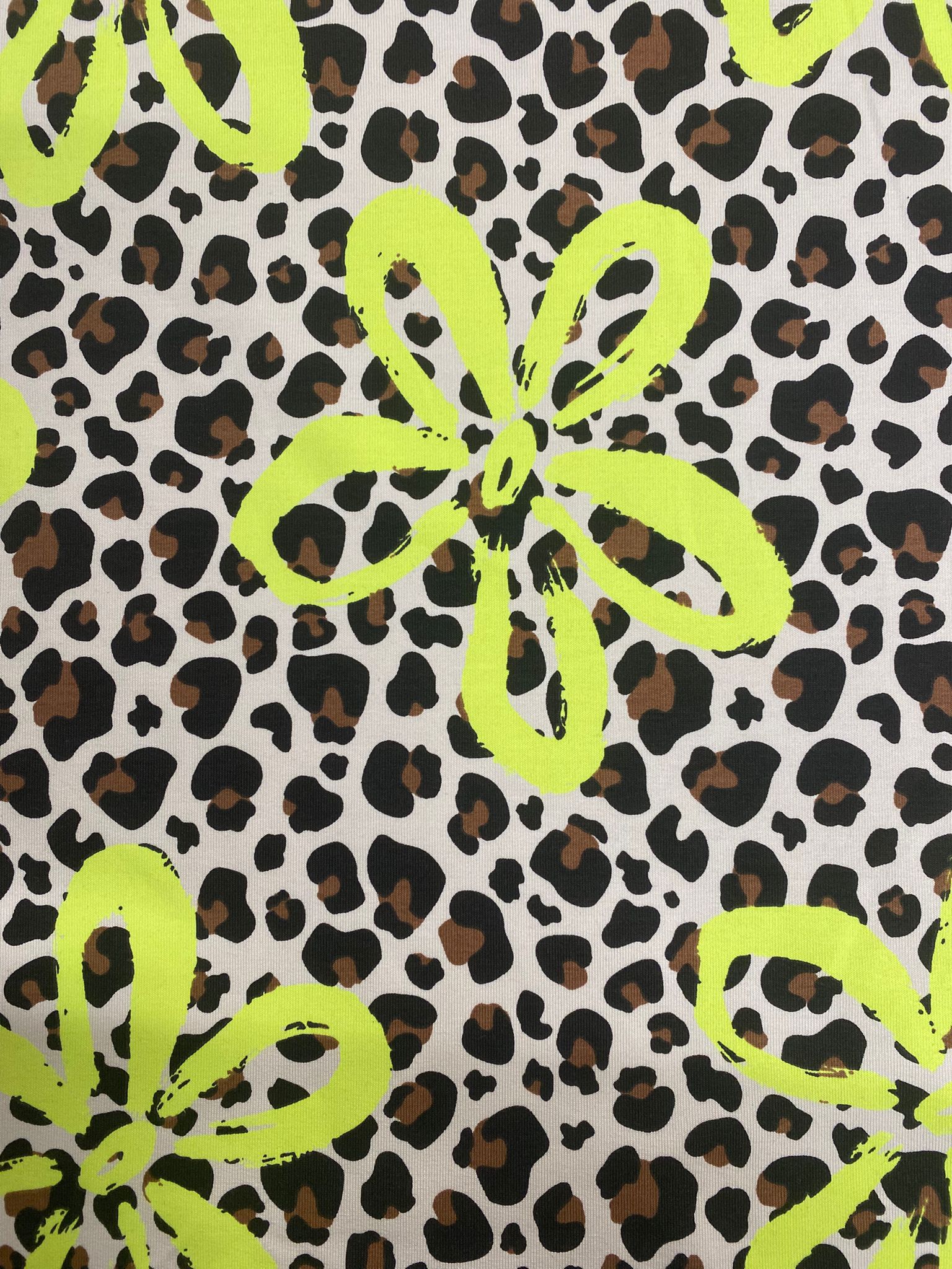 Qjutie French Terry stof Panter met Hart of Bloem neon