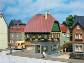 Auhagen 12347 Woongebouw met winkel