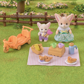 Sylvanian Familes 5698 Sunny Picnic Set -Fennec Fox Sister & Baby