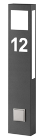 CMD 66/HN/ST Staande Buitenlamp met Huisnummer en Stopcontact (80 cm)