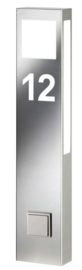 CMD 24/HN/ST Staande Buitenlamp met Huisnummer en Stopcontact