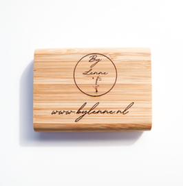 Gepersonaliseerde powerbank van bamboe