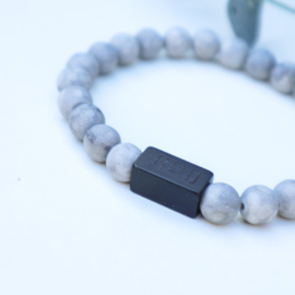 Gepersonaliseerde kralen armband voor heren van natuursteen met een RVS kraal