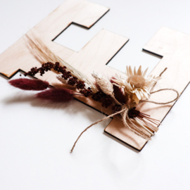 Houten letter met droogbloemen