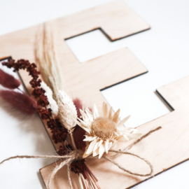 Houten letter met droogbloemen