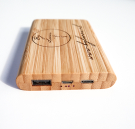Gepersonaliseerde powerbank van bamboe