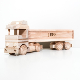 Houten vrachtwagen gepersonaliseerd