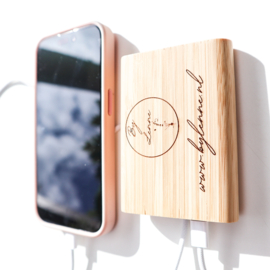 Gepersonaliseerde powerbank van bamboe