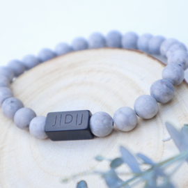 Gepersonaliseerde kralen armband voor heren van natuursteen met een RVS kraal