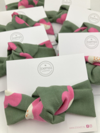 Knoophaarband donkergroen met bloemen