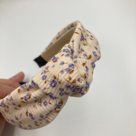 Knoophaarband crème met lila bloemen