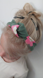 Knoophaarband donkergroen met bloemen