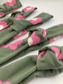 Knoophaarband donkergroen met bloemen