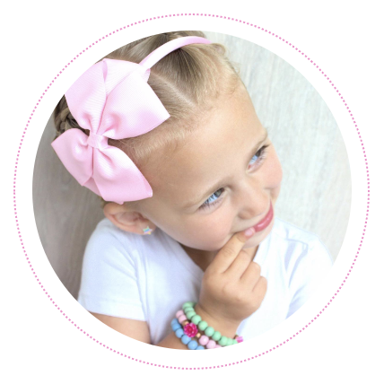 Meisje met roze haarband met strik