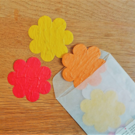 10 x bloem 6 cm |  geel-oranje-rood | met sticker