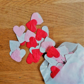 3 gram hartjesconfetti  2 cm | roze-rood | veldbloemen