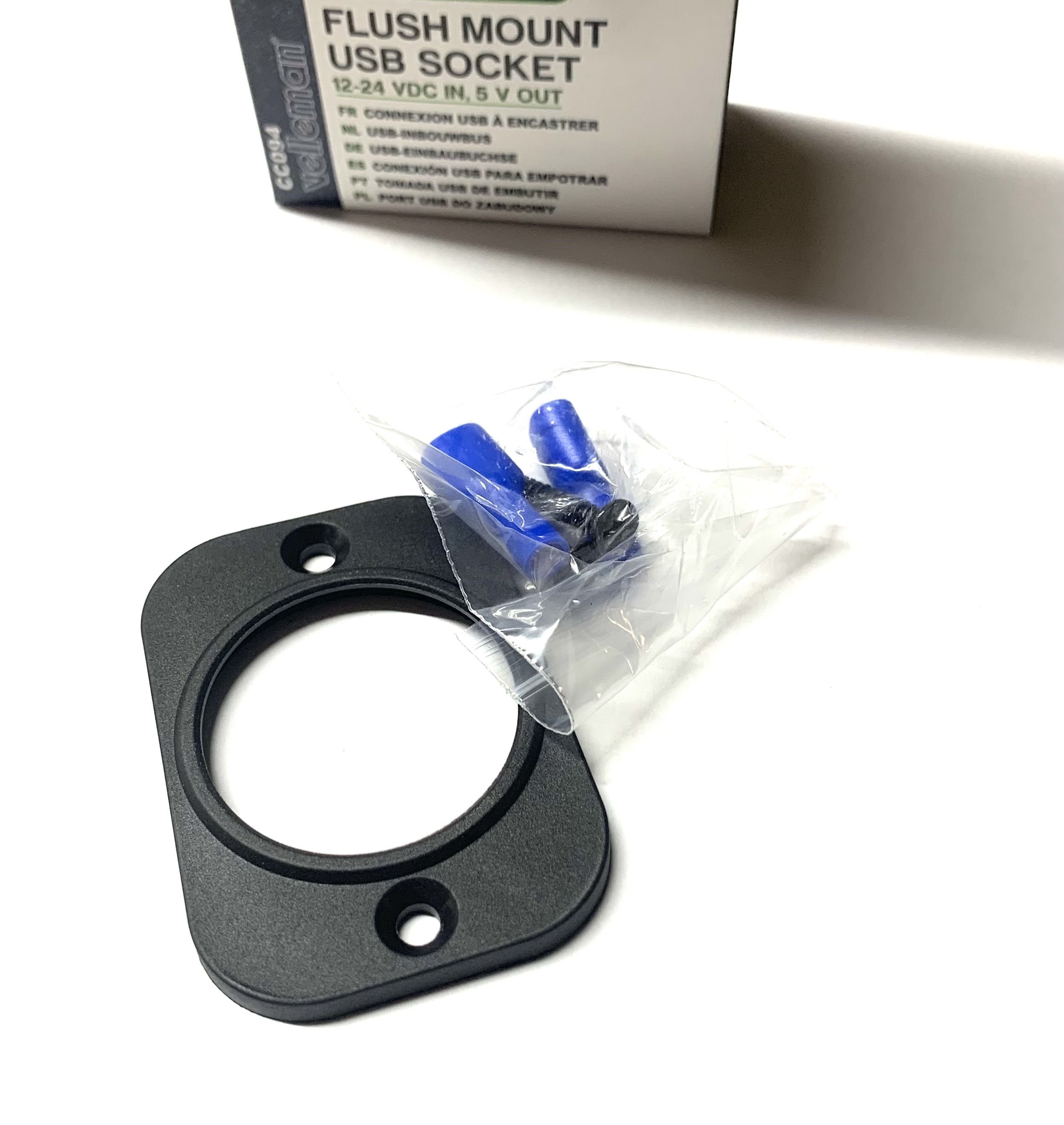 USB dubbele aansluiting 12-24 volt input. Inbouw maat 29 mm. Merk VELLEMAN