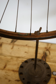 Oud wiel van hout op staander