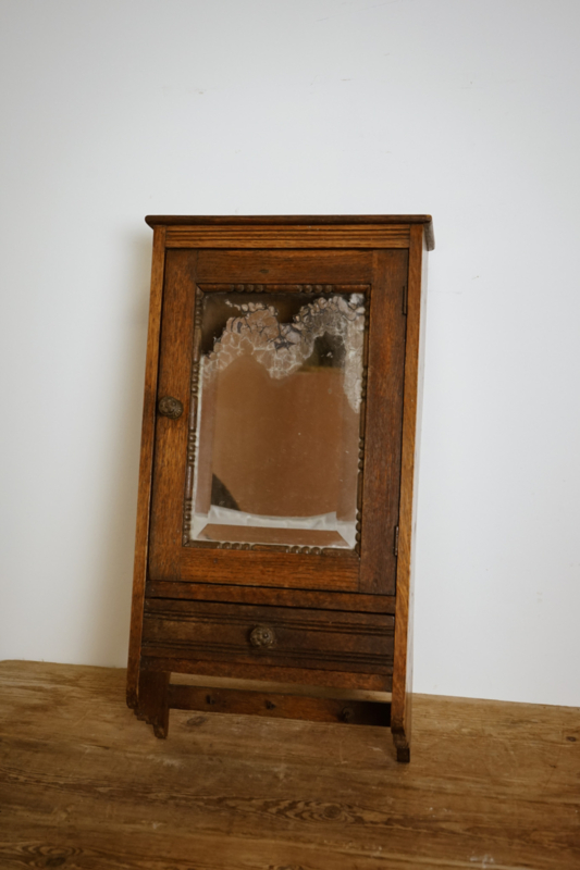 Oud spiegelkastje