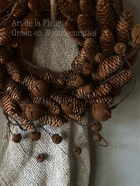 Krans van Sparrenappels met roestige belletjes 37 cm