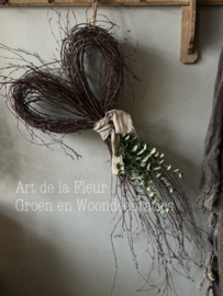 Berkenhart afgewerkt met bakkersdoek 60 a65 cm met 2 kunsttakkenEucalyptus