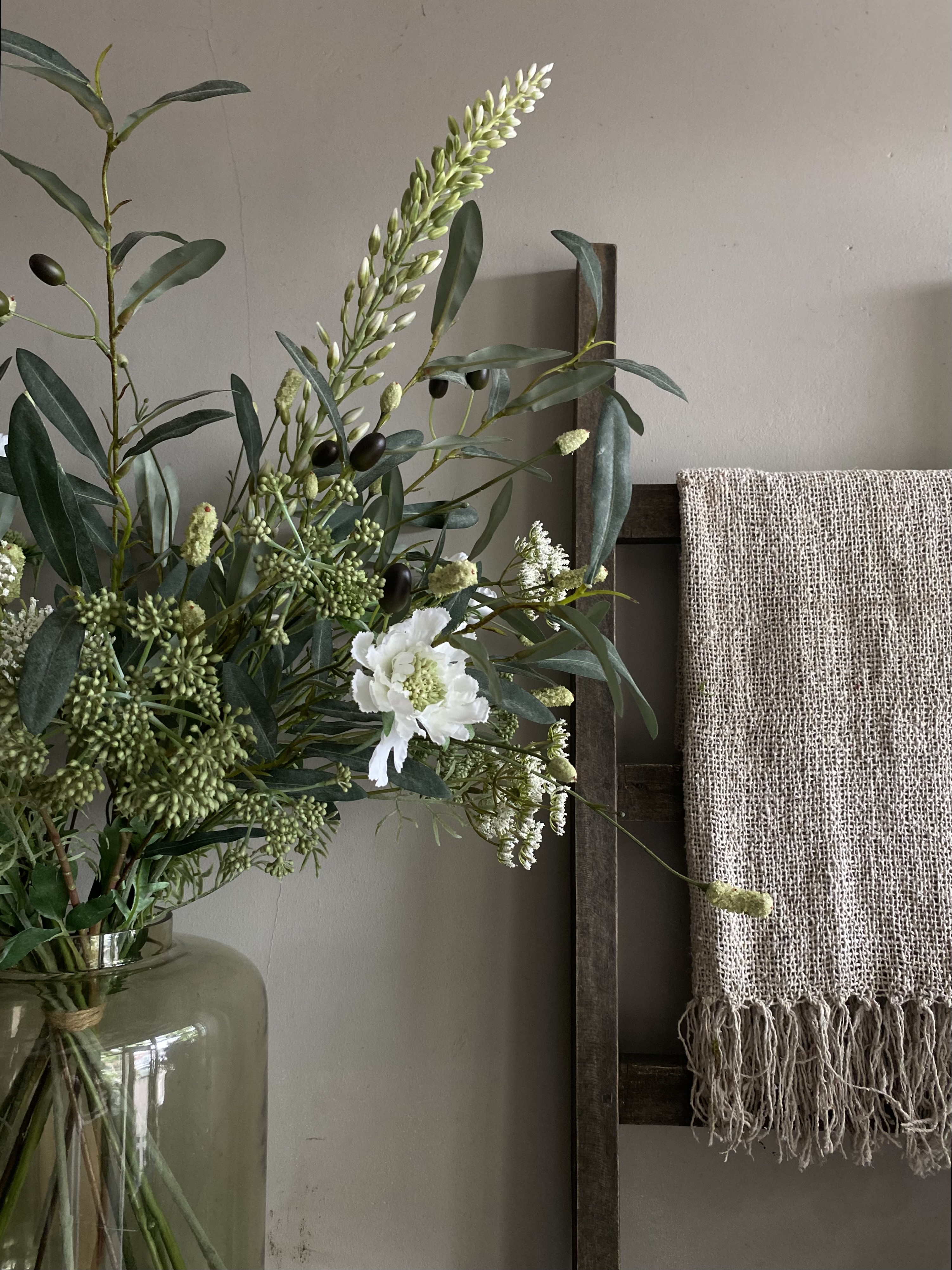 Kunstboeket xl wit tinten met exclusieve soorten