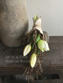 Klein toefje met witte kunst Tulpjes en kunst Gagel