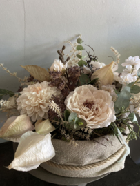 Taart met kunstbloemen Nude ong 25 a 30 cm