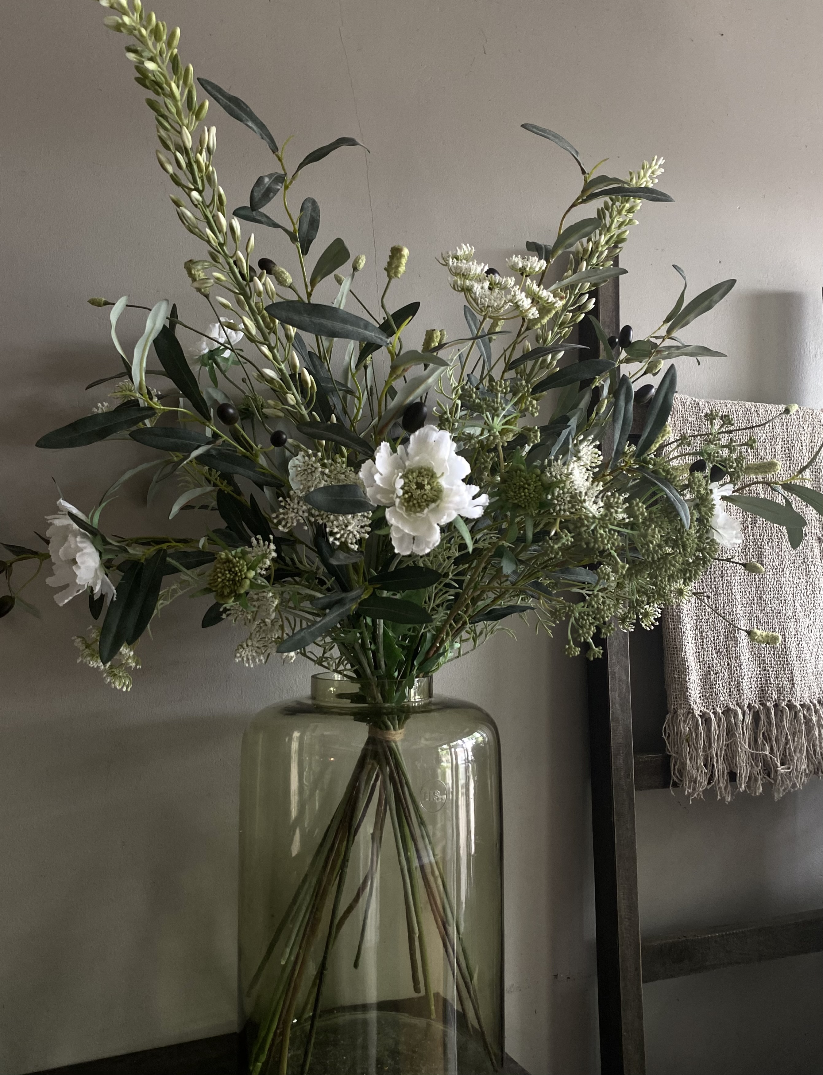 Kunstboeket xl wit tinten met exclusieve soorten
