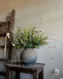 Boeket kunst met o.a. Olijf , Eucalyptus en Wilde Asparagus excl vaas