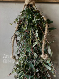 Toef met kunst Olijf , en twee soorten eucalyptus 80 cm grof gebonden
