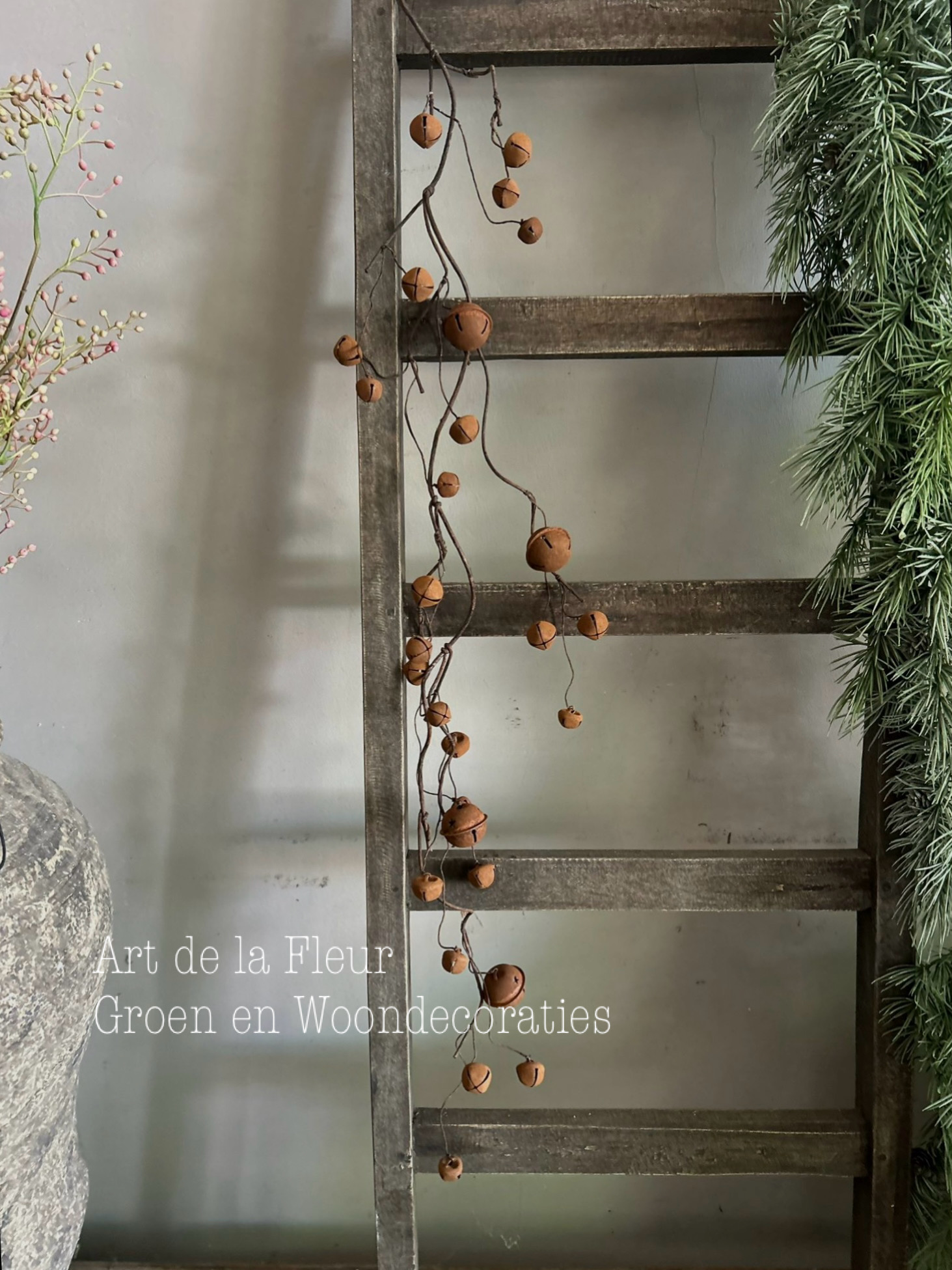 Roestige belletjes zeer buigzaam op steel 110 cm ong