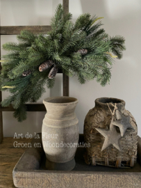 Toef met dennenappels kunst  ( klokken los te koop )