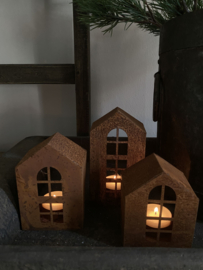 Set van drie roestige huisjes voor waxinelichtjes