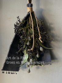 Kunst toef met Eucalyptus klokjes , Ligusterbes en donker Kalkdoek